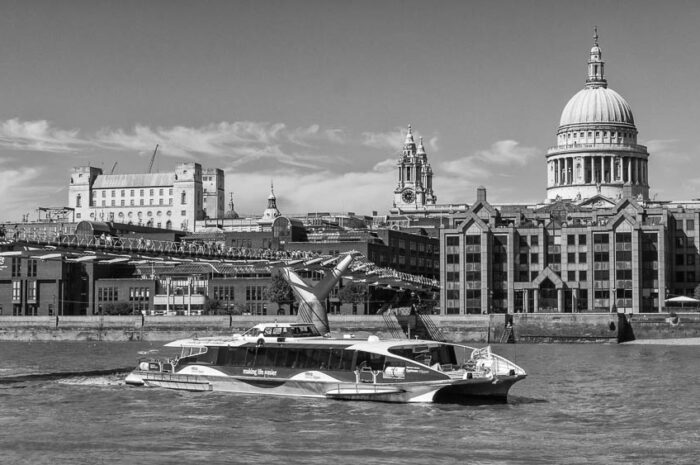 Blick über die Themse: London, St. Pauls schwarzweiss