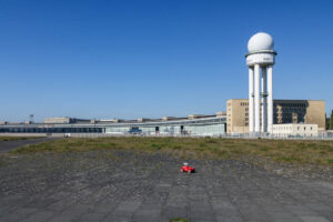 Auf dem Flughafen geparkt