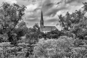 Eine Kirche im Dickicht