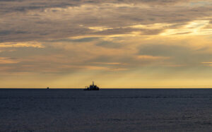 Schiff im Sonnenuntergang