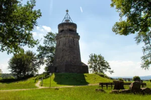 Der Bismarckturm auf der Wilhelmshöhe in Fröndenberg bei blauem Himmel.