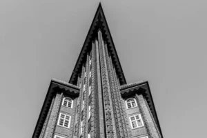 Chilehaus Hamburg Spitze Perspektive von unten Expressionismus Backstein-Architektur Kontorhausviertel UNESCO-Weltkulturerbe