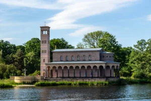 Seitenansicht der Sacrower Heilandskirche mit Arkadengang direkt am Havelufer