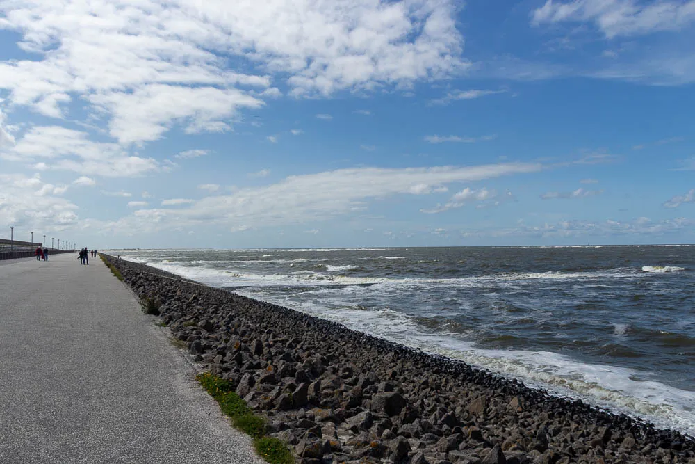 Deichweg mit Blick auf das Meer und die Nordsee.