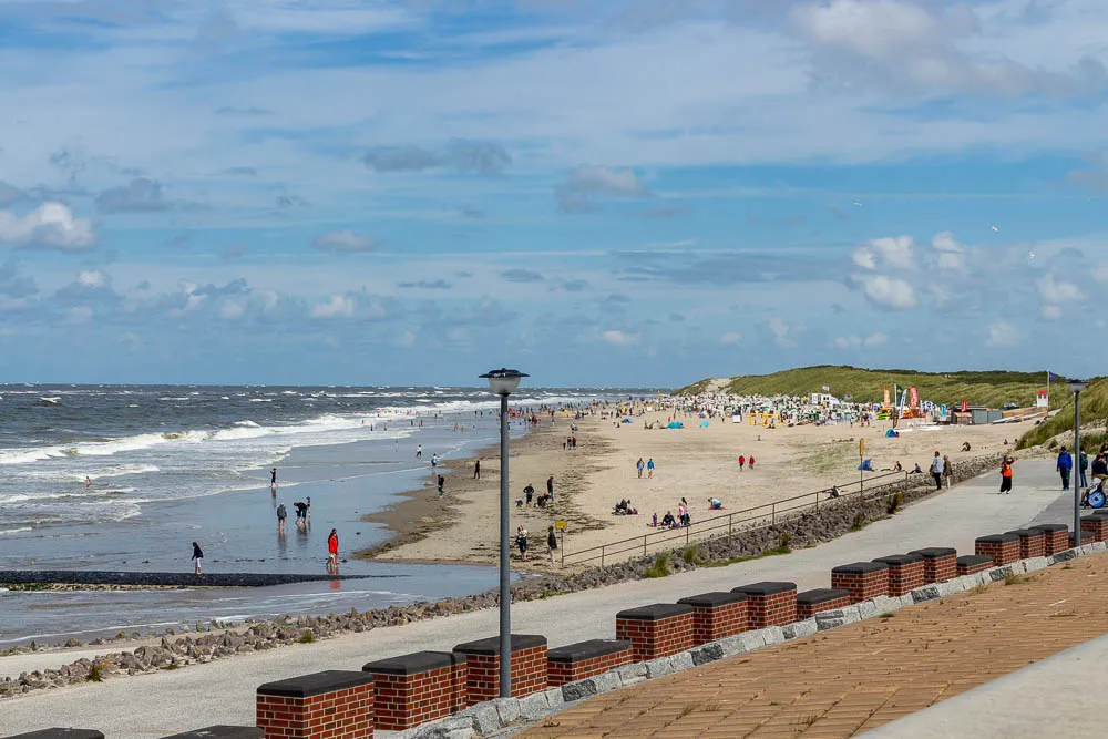 Strand und Promenade auf Baltrum mit Blick auf die Nordsee.