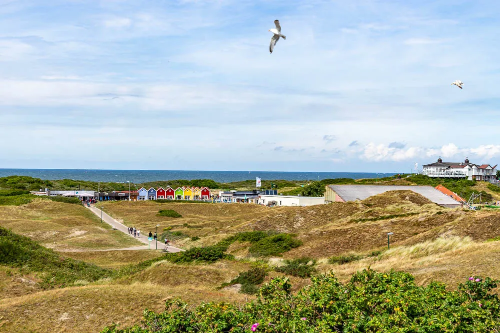 Blick über die Dünen von Langeoog auf den Strand und die Nordsee.