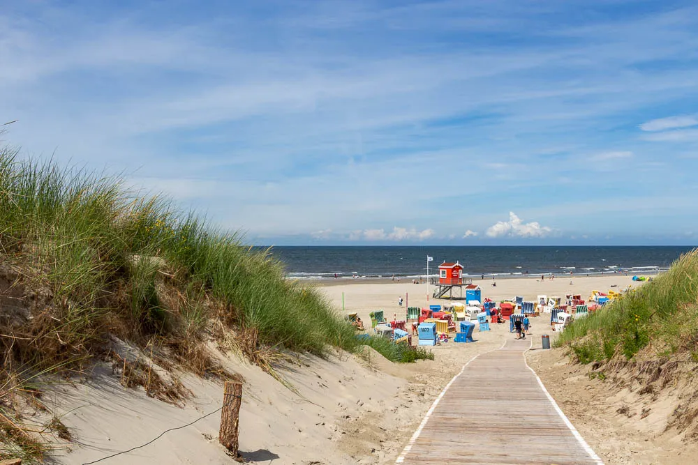 Ein Holzweg führt durch die Dünen hinunter zum Strand von Langeoog.