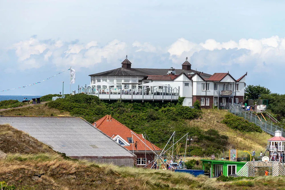 Die Strandhalle Langeoog liegt auf einer Düne oberhalb des Strandes.