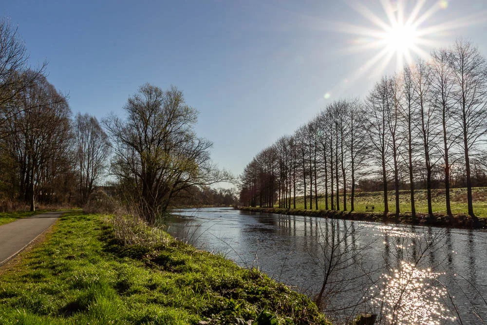 Sonnige Ruhr mit Weg und Baumreihe im Himmelmannpark in Fröndenberg