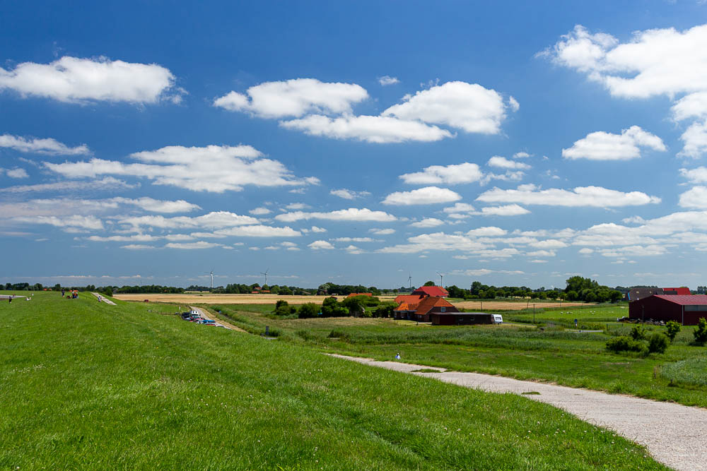 Häuser und Felder im Hinterland des Deichs bei Bensersiel