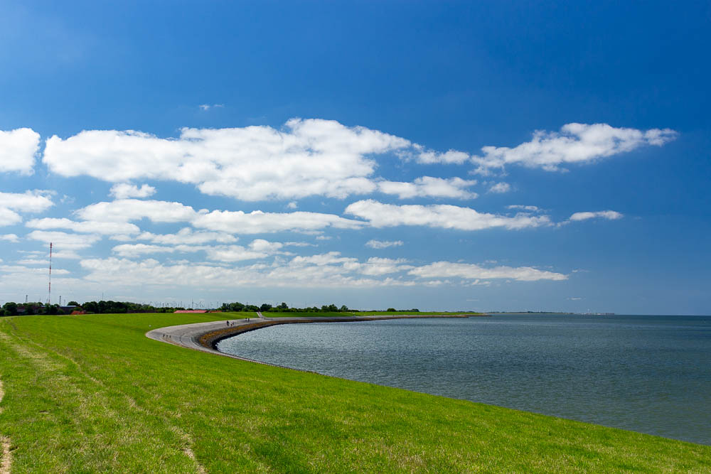 Gebogene Deichlinie an der Nordseeküste bei Bensersiel