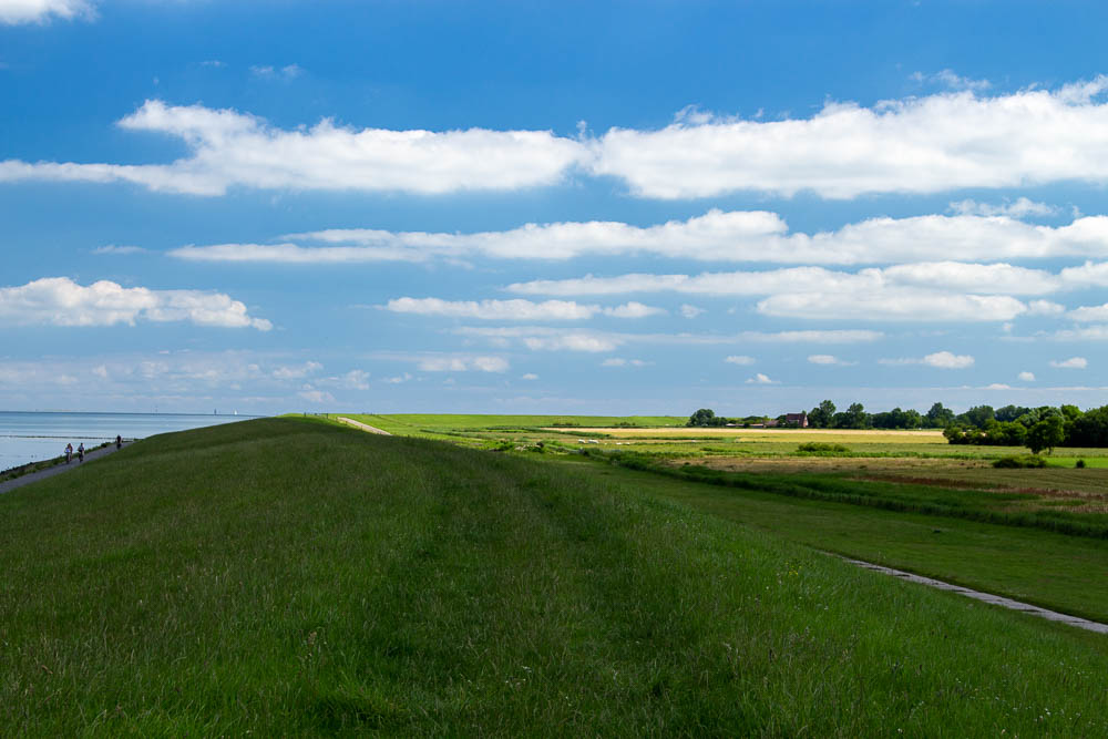 Langer Deichweg entlang der Nordseeküste bei Bensersiel