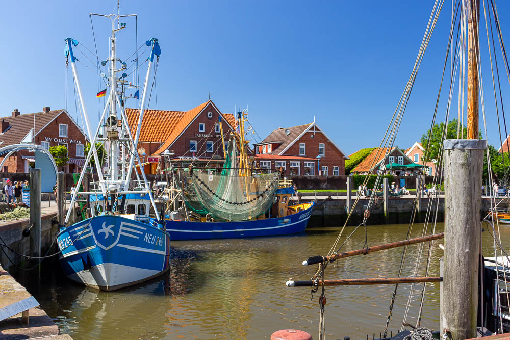 Fischerkutter im Hafen von Neuharlingersiel
