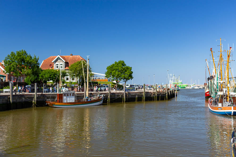 Hafen von Neuharlingersiel mit Booten und Promenade