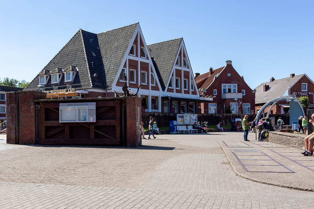Ortszentrum von Neuharlingersiel mit Häusern und Besuchern