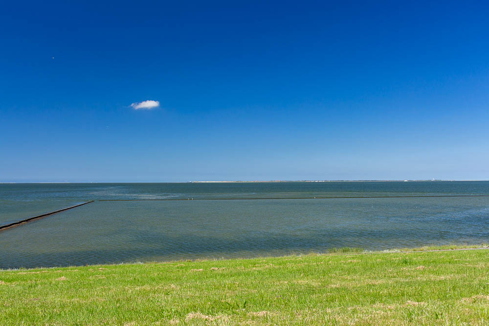 Ruhiger Horizont über der Nordsee bei Bensersiel